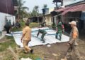BABINSA DAN WARGA GOTONG ROYONG MEMPERBAIKI RUMAH KORBAN ANGIN PUTING BELIUNG, WUJUD NYATA KEPEDULIAN TNI UNTUK RAKYAT.