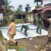BABINSA DAN WARGA GOTONG ROYONG MEMPERBAIKI RUMAH KORBAN ANGIN PUTING BELIUNG, WUJUD NYATA KEPEDULIAN TNI UNTUK RAKYAT.