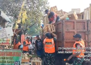 Koramil 04/Ciledug Bersama Warga Bersihkan Sampah Pasar Lembang
