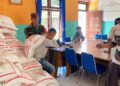 TNI Hadir Dukung Petani, Babinsa Kawal Penyaluran Dolomit untuk Warga Parduhapen