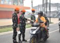 Peduli Dampak Asap Karhutla ,Prajurit Yonko 466 Pasgat Bagikan Masker Kepada Warga Pontianak