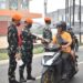 Peduli Dampak Asap Karhutla ,Prajurit Yonko 466 Pasgat Bagikan Masker Kepada Warga Pontianak
