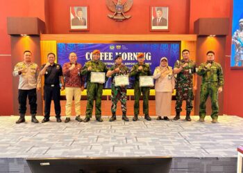 Tiga Prajurit Korpasgat Terima Penghargaan dari Bea Cukai atas Dedikasi Pengamanan Bandara Sentani