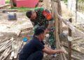 Patroli ke Desa Binaan, Babinsa Tigalingga Turun Tangan Bantu Warga Pasang Pagar Sekolah