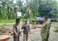 Babinsa Imbau Warga di Babahrot Tak Bakar Lahan Saat Bersihkan Kebun