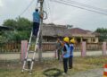 Cegah Konflik, Babinsa Koramil 23/Langsa Timur Dampingi Pemasangan Jaringan ICONNET