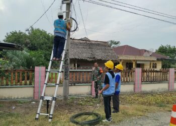 Cegah Konflik, Babinsa Koramil 23/Langsa Timur Dampingi Pemasangan Jaringan ICONNET