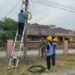 Cegah Konflik, Babinsa Koramil 23/Langsa Timur Dampingi Pemasangan Jaringan ICONNET