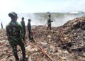 Pantang Pulang sebelum api Padam, Koramil 04/Jebres Bantu Pemadaman Kebakaran TPA Sampah Putri Cempo