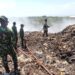 Pantang Pulang sebelum api Padam, Koramil 04/Jebres Bantu Pemadaman Kebakaran TPA Sampah Putri Cempo