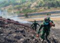 Tanggap Bencana, Koramil 04/Jebres Bersama Damkar Padamkan Api TPA Putri Cempo