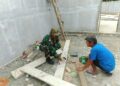 Babinsa Koramil Babahrot Bantu Warga Rehabilitasi Sarana Prasarana Desa