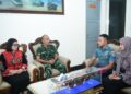 Pasangan prajurit mengajukan permohonan menikah, Danyon Kapa 2 Mar dan Ibu Ketua Ranting D memberikan pembekalan pranikah.