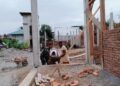 Babinsa Bantu Warga di Babahrot Gotong Royong Bangun Sarana Prasarana Desa