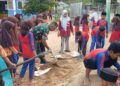 Tanamkan Semangat Gotong Royong, Babinsa Koramil 24/Dri Bersama Siswa Bersihkan Lingkungan Sekolah