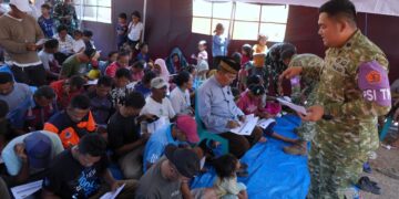 Puspsi TNI Bersama Kodim 1612/Manggarai dan Yonif TP 834/WM Berikan Trauma Healing kepada Penyintas Gempa