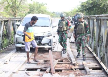 Sinergi TNI-Polri dan Masyarakat Perbaiki Jembatan Poros Lokpon-Dekai Sambut HUT ke-81 TNI