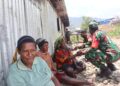 Babinsa 1714-01/Mulia Ulia Pererat Kemanunggalan TNI–Rakyat Melalui Anjangsana dan Bantuan Sembako di Kampung Kulon Enggame, Distrik Pagaleme