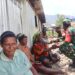 Babinsa 1714-01/Mulia Ulia Pererat Kemanunggalan TNI–Rakyat Melalui Anjangsana dan Bantuan Sembako di Kampung Kulon Enggame, Distrik Pagaleme