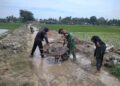 Bersama Petani, Babinsa Koramil 08/Spu Pastikan Pengairan Sawah Lebih Lancar