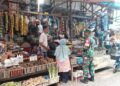 Babinsa koramil 02/Lgs Cek Harga Sembako, Pastikan Kebutuhan Warga Tetap Tersedia