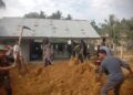 Semangat Kebersamaan, Babinsa Koramil 24/Dri Gotong Royong Timbun Halaman Meunasah
