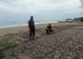 Babinsa di Susoh Bantu Warga Pesisir Olah Ikan Teri