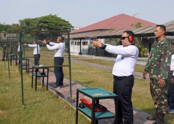 Perwira Brigif 2 Marinir Asah Profesionalisme melalui Latihan Menembak Pistol