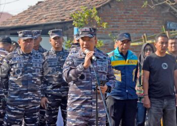 Bertajuk “Aku Cinta Laut”, Komandan Brigif 2 Marinir Hadiri Program Kali Bersih di Sungai Rolak