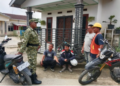 Babinsa Koramil 23/Lgst Monitor Pengerjaan Parit Jalan oleh PT Waskita, Pastikan Pekerjaan Berjalan Aman dan Tertib