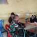 Bahas Tidak Buang Sampah Sembarangan, Babinsa Koramil 0201-04/MK Imbau Warga Penjual Warung Nasi Peduli Kebersihan