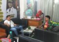 BABINSA KELURAHAN PUSAT PASAR PERKUAT HUBUNGAN SILATURAHMI DENGAN LURAH DAN STAF KELURAHAN