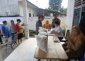 Babinsa Koramil 0201-06/MS Dampingi Penyaluran Bantuan Pangan di Kelurahan Cinta Damai Kecamatan Medan Helvetia