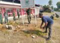 Babinsa Koramil 14/ PB Bersama Perangkat Desa Hati Kesuma dan Warga Gotong Royong di Lokasi KDKMP