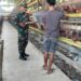 Babinsa Koramil 14 / PB Komsos Membantu Memberikan Semangat dan motivasi dengan Peternak Telur Ayam Di Wilayah Binaan
