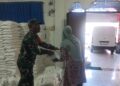 Babinsa Serma Aris Melaksanakan Pendampingan Penyaluran Bantuan Pangan Beras di Wilayah Desa Jati Kesuma