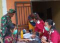 Babinsa Sertu Latif Monitoring Pelayanan Kesehatan Gratis dan Tracing TBC di Polling Anak Anak