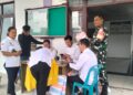 Babinsa Koramil 07/Salak Monitoring Penyaluran Bantuan Terpal untuk 136 KK di Desa Cikaok