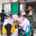 Babinsa Koramil 07/Salak Monitoring Penyaluran Bantuan Terpal untuk 136 KK di Desa Cikaok