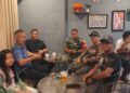 BABINSA KORAMIL 0201-03/MD SERDA SURADI BERSAMA WARGA NGOBROL SANTAI DI SALAH SATU CAFE WILAYAH BINAAN