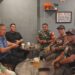 BABINSA KORAMIL 0201-03/MD SERDA SURADI BERSAMA WARGA NGOBROL SANTAI DI SALAH SATU CAFE WILAYAH BINAAN