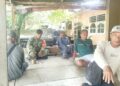 Babinsa Ramil 13/PST Sertu Turyoko Ciptakan Keakraban ajak Warga Aktifkan Pos Kamling di Desa