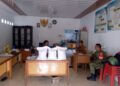 BABINSA DESA KUTA TENGAH HADIR DI KANTOR DESA UNTUK PENDAMPINGAN PEMBAGIAN BERAS BANPANG KEPADA MASYARAKAT