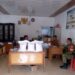 BABINSA DESA KUTA TENGAH HADIR DI KANTOR DESA UNTUK PENDAMPINGAN PEMBAGIAN BERAS BANPANG KEPADA MASYARAKAT