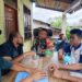 Obrolan Sederhana di Teras Rumah, Cara Babinsa Koramil 06/Kerajaan Dekatkan Diri dengan Warga