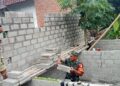 Wujud Kepedulian TNI, Babinsa Koramil 0808/04 Sanankulon Dampingi Pembangunan RTLH Di Desa Jeding