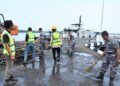 GOTONG ROYONG DI UJUNG DERMAGA, SAMBUT HUT TNI KE-81 DENGAN LAUT YANG BERSIH