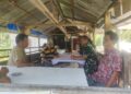 Jalin Komunikasi dengan Tokoh Masyarakat, Babinsa Perkuat Binter di Desa Lumban Toruan