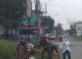 BABINSA KORAMIL 0201-03/MD SERDA BUDI WAHYONO MELAKSANAKAN GOTONG ROYONG BERSAMA MASYARAKAT DIWILAYAH BINAAN