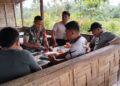 Babinsa Ciptakan Keakraban dengan Warga Binaan Melalui Komsos